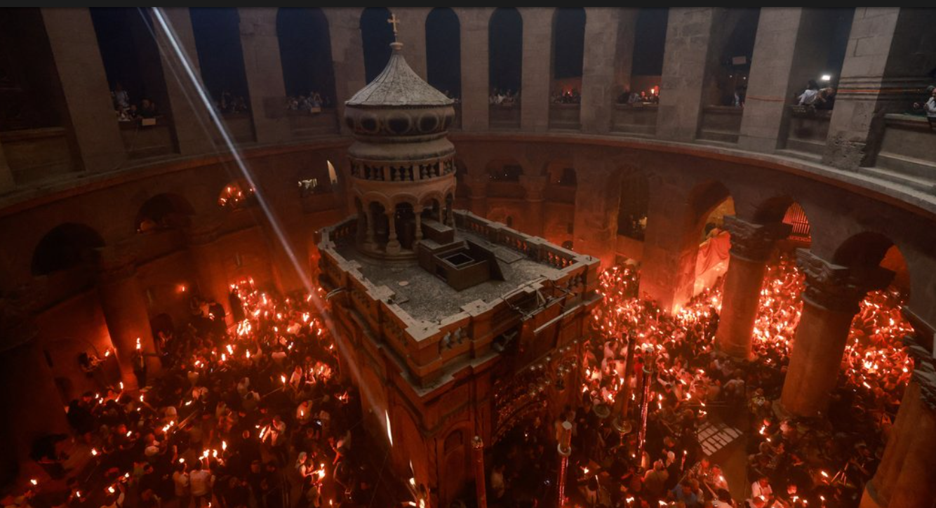 Зійшов Благодатний вогонь у храмі Гробу Господнього в Єрусалимі