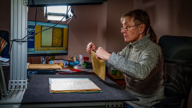 В обласному архіві спеціалісти оцифровують документи