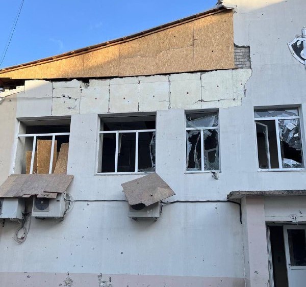 Російські війська обстріляли з танків адмінбудівлю в Херсоні