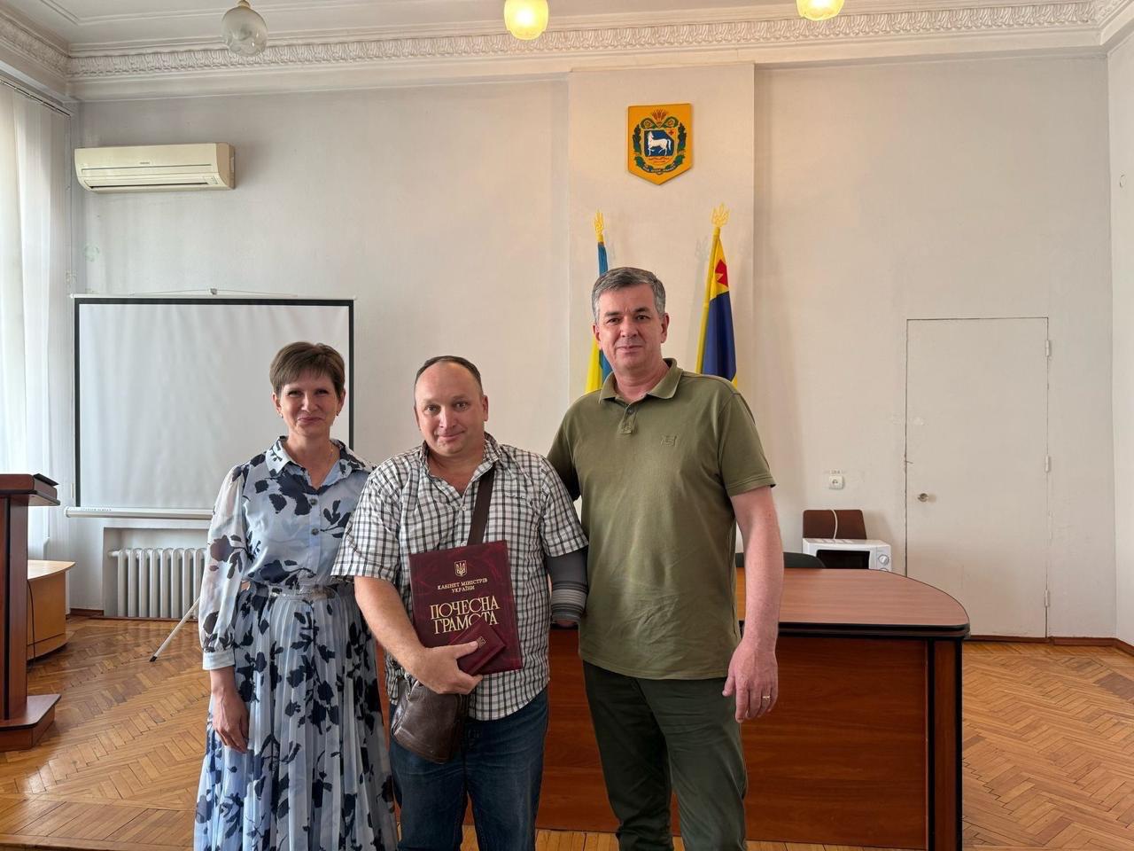 Уряд відзначив Почесною грамотою електромонтера з Херсона