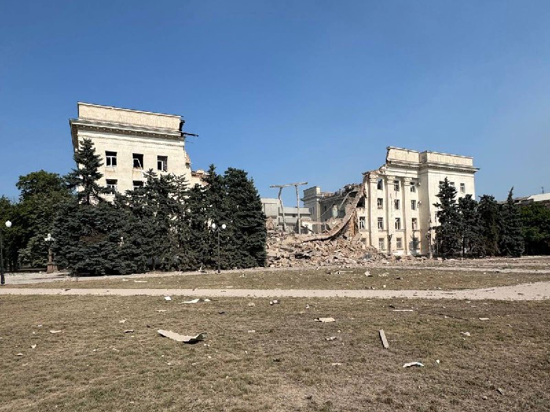 Внаслідок повторного авіаудару зруйновано будівлю Херсонської обласної державної адміністрації