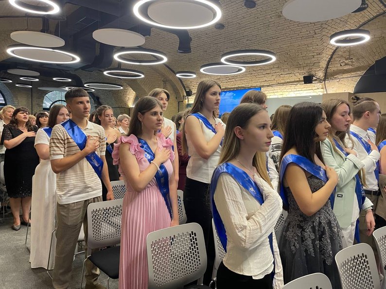 Випускникам херсонських шкіл вручили атестати з відзнакою