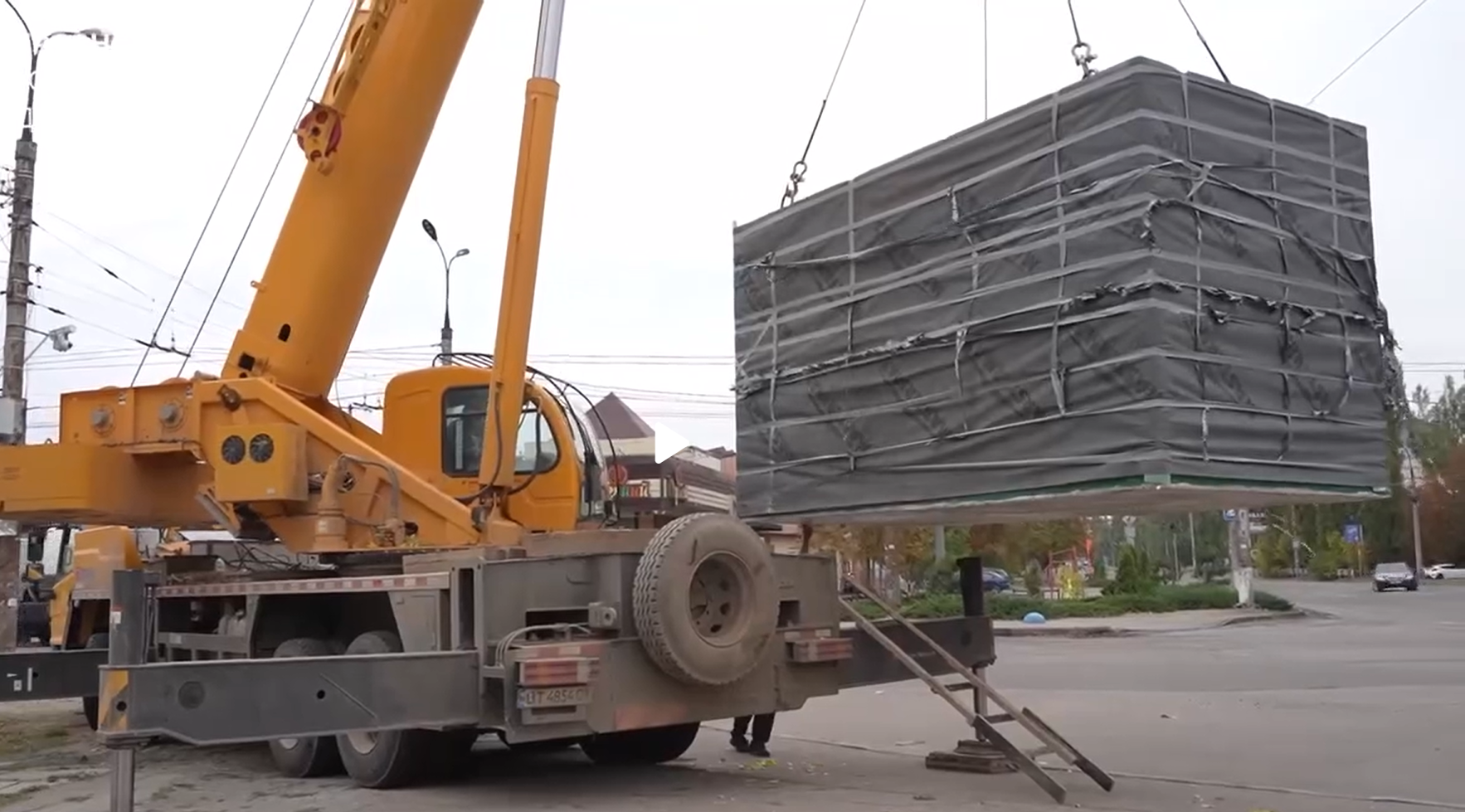 Благодійники з Кропивницького передали Херсону мобільні укриття