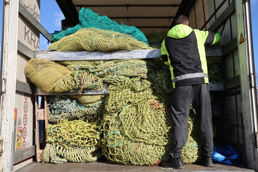 В Херсон прибув черговий вантаж з рибальськими сітками