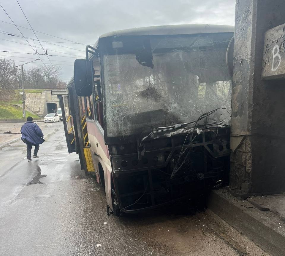 Окупаційні війська обстріляли маршрутне таксі в Херсоні