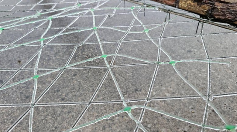 На дорогах Херсонщини через значне обледеніння попадали антидронові конструкції