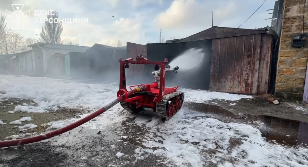 Херсонські рятувальники тестують роботизований комплекс вітчизняного виробництва для гасіння пожеж Херсонські рятувальники тестують роботизований комплекс вітчизняного виробництва для гасіння пожеж