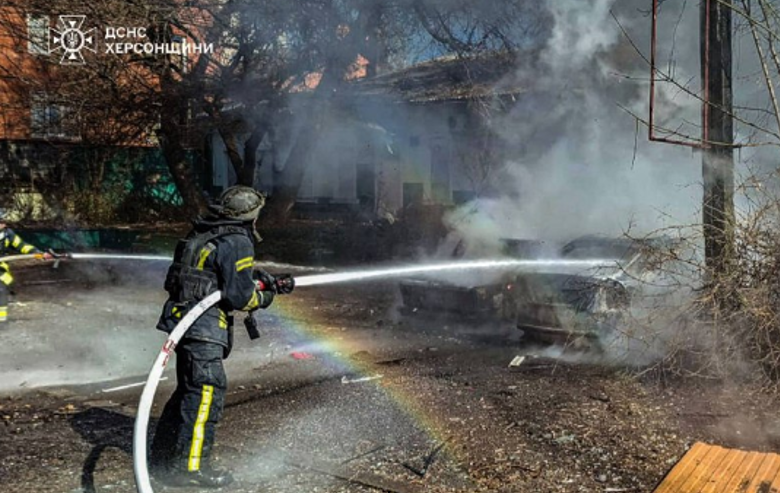 У Херсоні російський дрон атакував легкові автомобілі