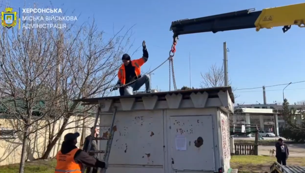 У Херсоні демонтують незаконно встановлені тимчасові споруди