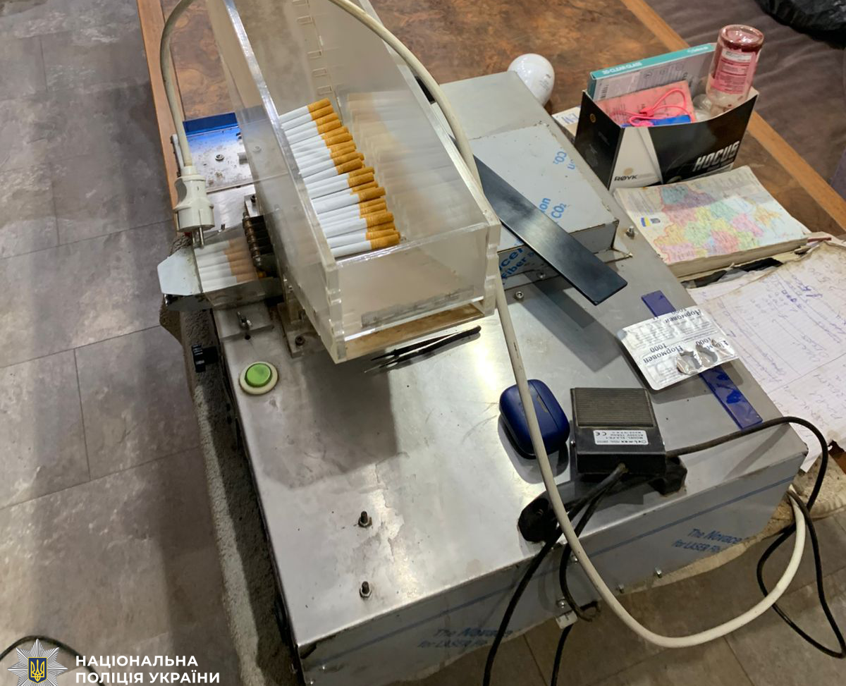 Поліція викрила підпільне виробництво сигарет у Херсоні
