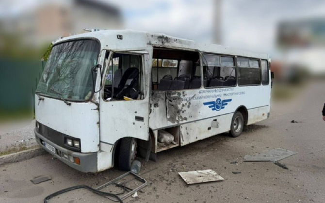 Внаслідок атаки безпілотника на маршрутне таксі в Херсоні загинули двоє людей