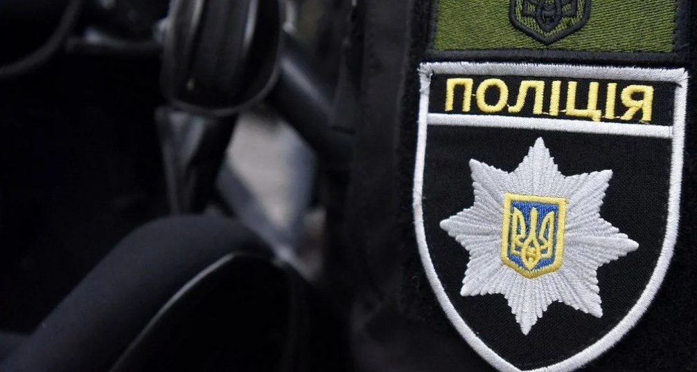 Жінці, яка залишила дитину вночі на вулиці, слідчі повідомили про підозру