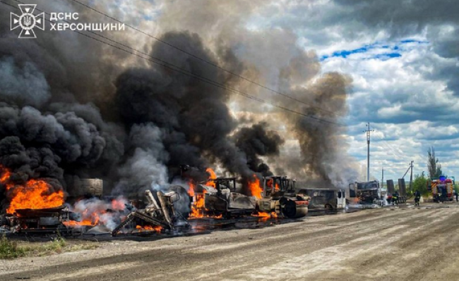 У Бериславському районі через атаку БпЛА загорілася спецтехніка