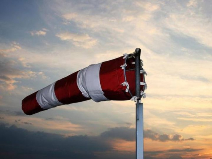 У Херсоні погіршення погодних умов: вітер пошкодив антидронові сітки і повалив дерева