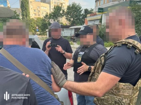 У Херсоні викрили військовослужбовців, які вимагали 7 тис. доларів за списання зі служби