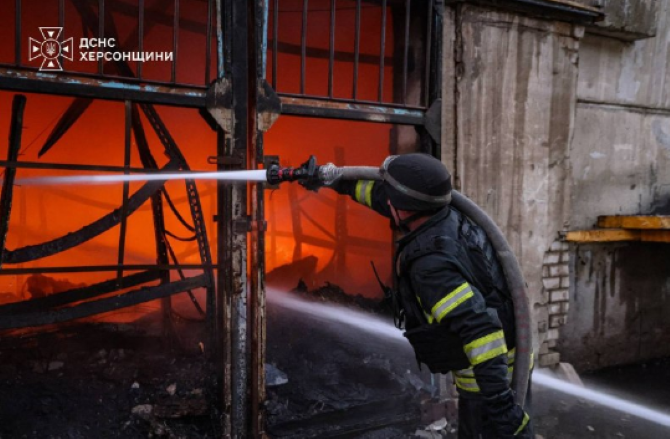 У Херсоні рятуальники ліквідували масштабну пожежу складського приміщення