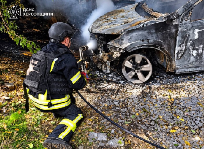 У Херсоні горів автомобіль і господарська споруда