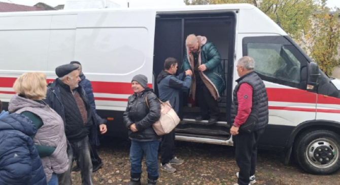 Військові спільно з волонтером евакуювали з Берислава 15 людей літнього віку