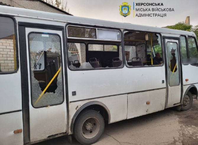 У Херсоні внаслідок атаки БпЛА на маршрутний автобус загинула людина